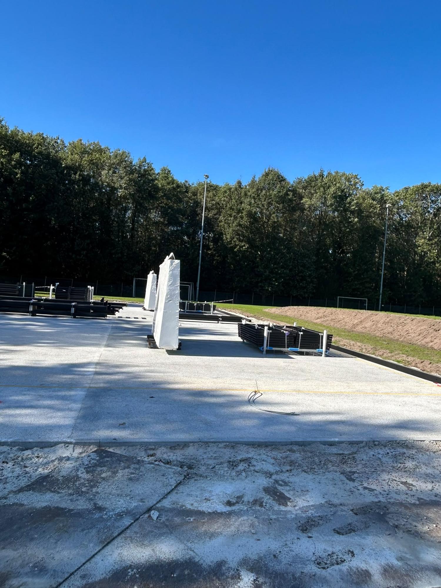 Plaatsen padelkooien gestart