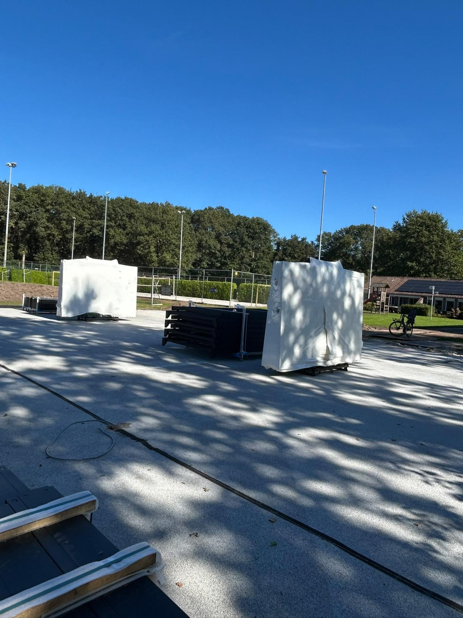 Plaatsen padelkooien gestart