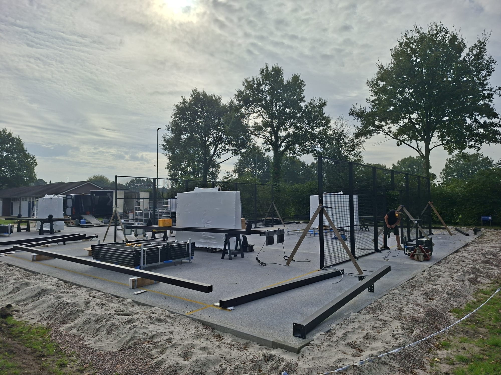 Plaatsen padelkooien gestart